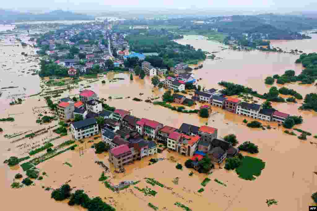 Banyak bangunan permukiman terendam banjir setelah hujan lebat di kota Hengyang, provinsi Hunan, China tengah.