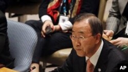 ເລຂາທິການໃຫຍ່ອົງການສະຫະປະຊາຊາດ ທ່ານ Ban Ki-moon ຖະແຫລງຕໍ່ກອງປະຊຸມສະພາຄວາມໝັ້ນຄົງ ທີ່ລົງມະຕິຮັບຜ່ານ ມາດຕາການລົງໂທດຕໍ່ລີເບຍ, ວັນສຸກ ທີ 25, 2011. (AP Photo/Frank Franklin II)