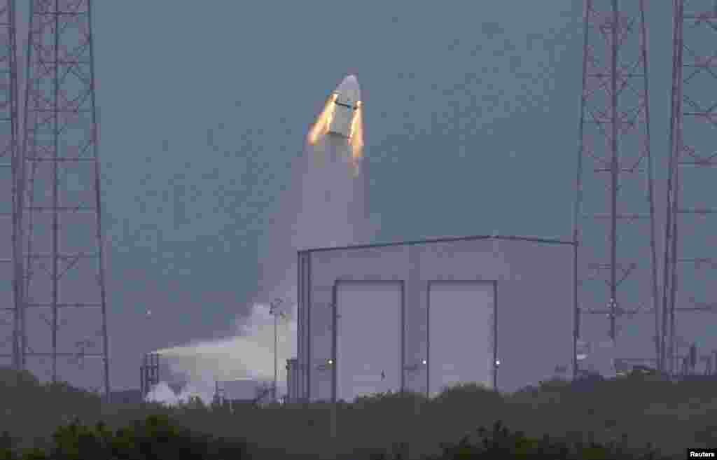 SpaceX Crew Dragon tanpa awak meluncur dari landasan peluncuran 40 dalam Pad Abort Test di pangkalan udara militer Cape Canaveral di Cape Canaveral, Florida.