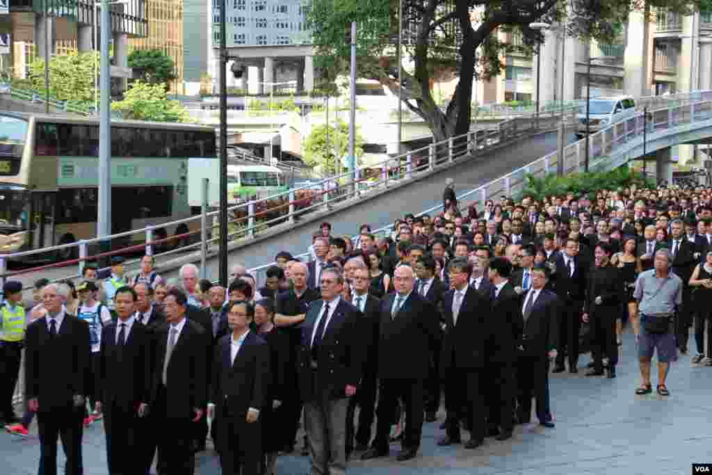 上千名香港律师参加法律界黑衣静默游行（美国之音海彦拍摄）