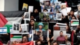 ARCHIVO - Periodistas y estudiantes de periodismo mexicanos participan en una manifestación de solidaridad y protesta por los colegas detenidos, desaparecidos y asesinados en Gaza durante la 38ª edición de la Feria Internacional del Libro en México, el 5 de diciembre de 2024. AFP