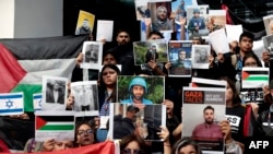 ARCHIVO - Periodistas y estudiantes de periodismo mexicanos participan en una manifestación de solidaridad y protesta por los colegas detenidos, desaparecidos y asesinados en Gaza durante la 38ª edición de la Feria Internacional del Libro en México, el 5 de diciembre de 2024. AFP