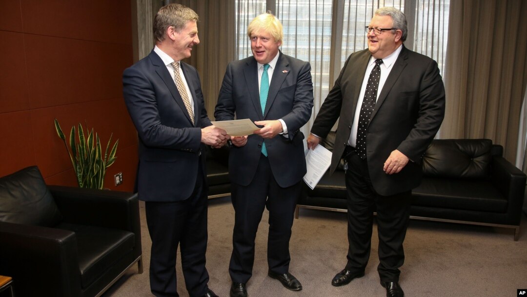 Menteri Luar Negeri Inggris Boris Johnson (tengah( bersama PM Selandia Baru Bill English (kiri) dan Menlu Gerry Brownlee, di Wellington, Selandia Baru, Selasa (25/7). 