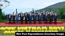 Presiden Joko Widodo berfoto bersama pemimpin negara kerjasama ekonomi Asia Pasifik (Asia Pacific Economic Cooperation, APEC) di Da Nang, Vietnam, Sabtu, 11 November 2017.