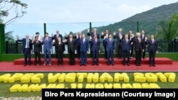 Para pemimpin negara kerjasama ekonomi Asia Pasifik (Asia Pacific Economic Cooperation, APEC) berpose di Da Nang, Vietnam, , 11 November 2017 (foto: dok).