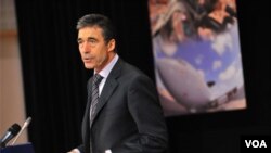 Anders Fogh Rasmussen, Secretario General de la OTAM, durante la conferencia de prensa mensual.