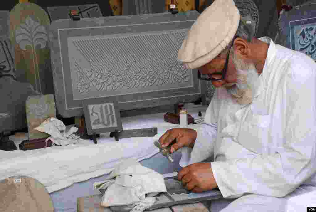 سخت پتھر پر نقش و نگار بنانا جوئے شیر لانے کے مترادف ہے۔