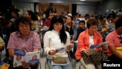 Warga menunggu dalam antrean mendapatkan asuransi kesehatan di Cudahy, California. (Foto: Dok)