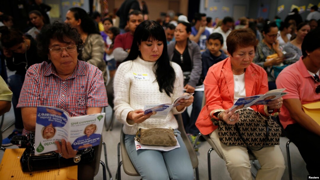 Warga AS antri untuk mendaftar asuransi kesehatan baru di kota Cudahy, negara bagian California (27/3). 