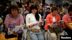 Warga AS antri untuk mendaftar asuransi kesehatan baru di kota Cudahy, negara bagian California (27/3). 