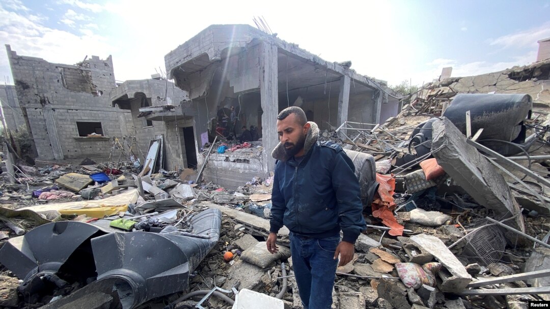 Palestinac Ibrahim Al-Haž Jusef, koji kaže da jei zgubio četvoro dece i suprugu u izraelskom vazdušnnom udaru, stoji u sred ruševina u kampu Magazi, 25. decembra 2023. (Foto: REUTERS/Doaa Ruqaa)