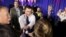 El candidato presidencial demócrata, Pete Buttigieg, saluda a los partidarios durante un evento de campaña.