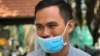 លោក ហ៊ី សុខជា អតីតមេដឹកនាំយុវជនរបស់គណបក្សសង្គ្រោះជាតិខេត្តព្រៃវែង និយាយជាមួយអ្នកកាសែត ក្រោយសវនាការរបស់លោក ក្នុងទីក្រុងភ្នំពេញ ថ្ងៃទី១៨ ខែកុម្ភៈ ឆ្នាំ២០២១។ (ហ៊ុល រស្មី/វីអូអេ)