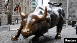 ARCHIVO: El toro que representa a un mercado alcista frente a la Bolsa de Nueva York en Manhattan.