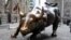 ARCHIVO: El toro que representa a un mercado alcista frente a la Bolsa de Nueva York en Manhattan.