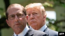 Menteri Kesehatan dan Layanan Kemanusiaan AS, Alex Azar, berpidato terkait upaya untuk menekan harga obat sementara Presiden AS, Donald Trump, menyimak, Gedung Putih, Washington, D.C., 11 Mei 2018 (foto: Nicholas Kamm/AFP)