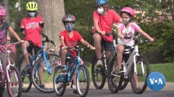 메릴랜드주 '프랭클린 파크 팰컨' 자전거 클럽의 아이들이 자전거를 타고 있다.