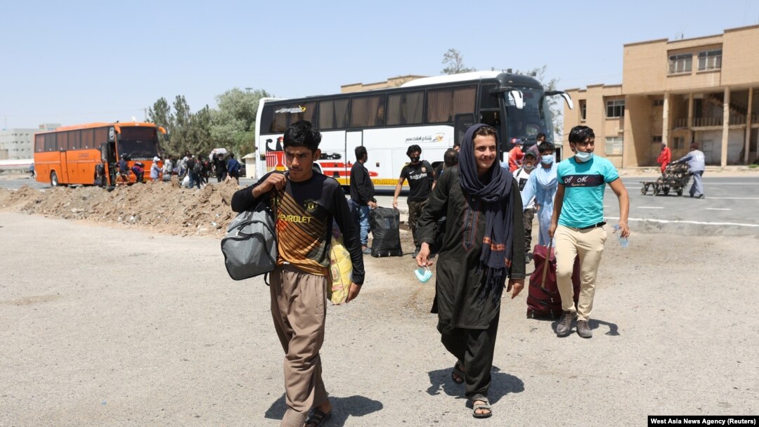 Abanyefuganistani bagenda ku rubibe rwa Dowqarun rwa Irani na Afuganistani, mu ntara ya Razavi Khorasan, Irani, kw'itariki ya 29/10/2021.