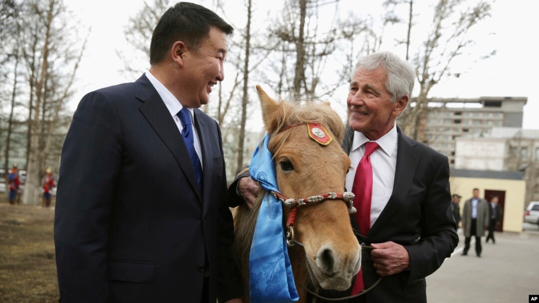 AQSh Mudofaa vaziri Chak Xeygl, Mongoliya Mudofaa vaziri Bat-Erdene Dashdemberel.