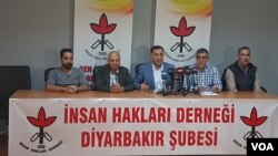 İnsan Hakları Derneği, Olağanüstü Hal’in uzatılmaması için Türkiye genelinde imza kampanyası başlattı. (Foto: Mahmut Bozarslan)