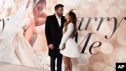Jennifer Lopez et Ben Affleck posent à l'occasion de la sortie du film "Marry Me" au DGA Theatre le 8 février 2022.