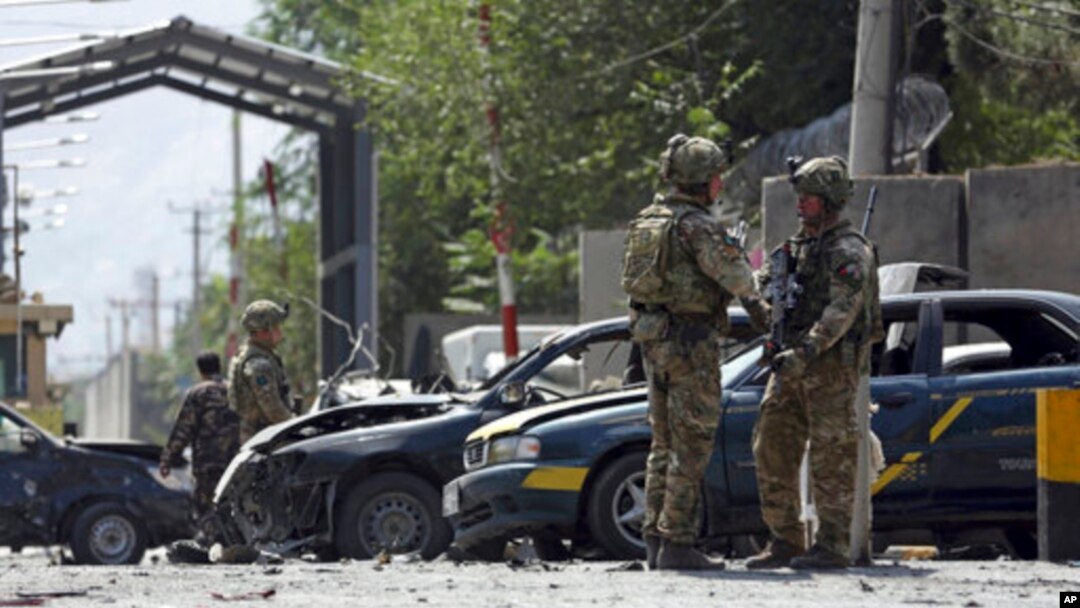 Pasukan Resolute Support memeriksa ledakan bom mobil di Kabul, Afghanistan, 5 September 2019.
