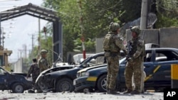 Pasukan Resolute Support memeriksa ledakan bom mobil di Kabul, Afghanistan, 5 September 2019.