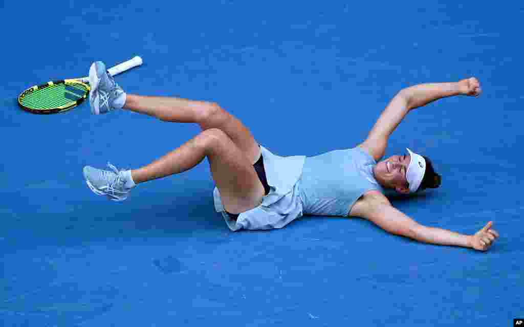 شادی جنیفر بریدی تنس‌باز آمریکایی پس از شکست دادن کارولینا موچووا از جمهوری چک، در نیمه‌نهایی مسابقات تنیس آزاد استرالیا در ملبورن.