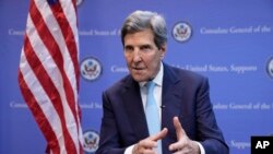 El enviado estadounidense para temas climáticos John Kerry en entrevista con la AP en Sapporo, Japón, el 16 de abril de 2023.