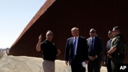 Presiden AS Donald Trump mengunjungi pembangunan tembok perbatasan di Otay Mesa, California selatan, 18 September 2019 lalu.