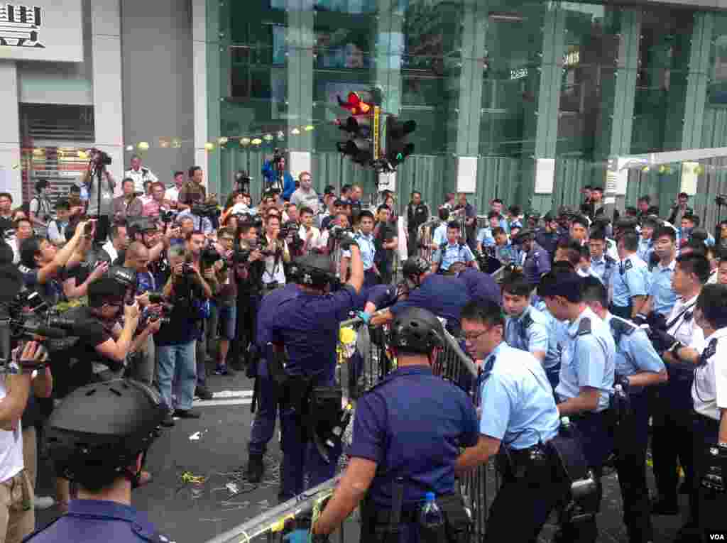 香港警方星期三上午展開強行清場行動（美國之音海彥拍攝)。