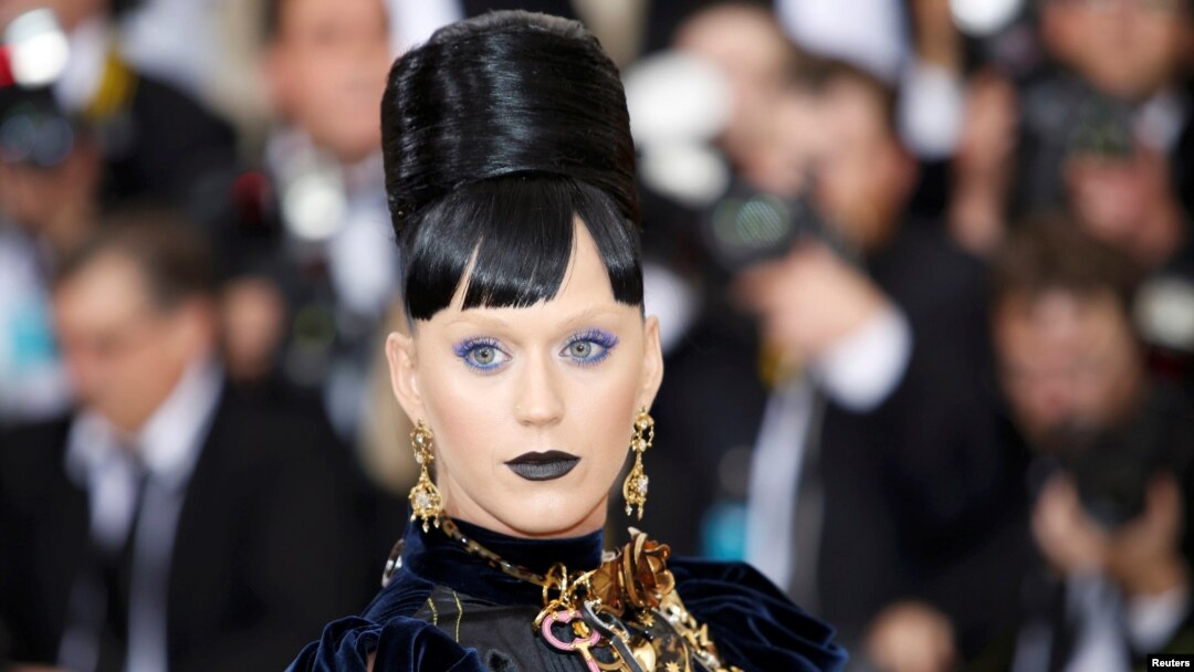 Penyanyi/penulis lagu Katy Perry tiba dalam acara Metropolitan Museum of Art Costume Institute Gala di New York (2/5). (Reuters/Eduardo Munoz)