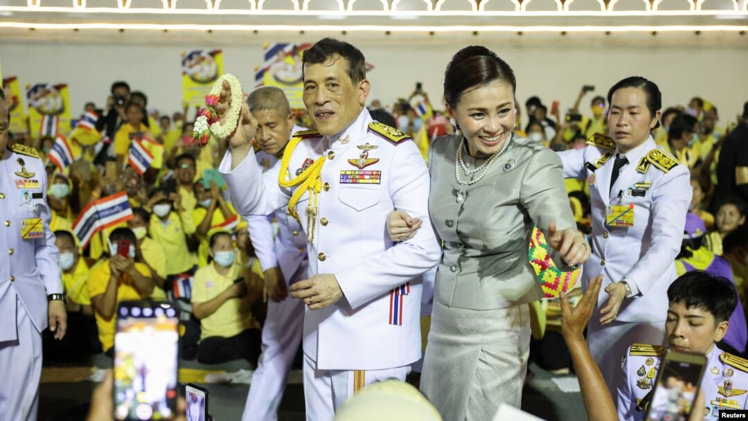 Raja Thailand Maha Vajiralongkorn dan Ratu Suthida di The Grand Palace di Bangkok, Thailand, 1 November 2020. (Foto: REUTERS/Athit Perawongmetha)