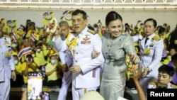 Raja Thailand Maha Vajiralongkorn dan Ratu Suthida di The Grand Palace di Bangkok, Thailand, 1 November 2020. (Foto: REUTERS/Athit Perawongmetha)