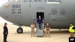 Potpredsednik SAD Džo Bajden izlazi iz vojnog aviona