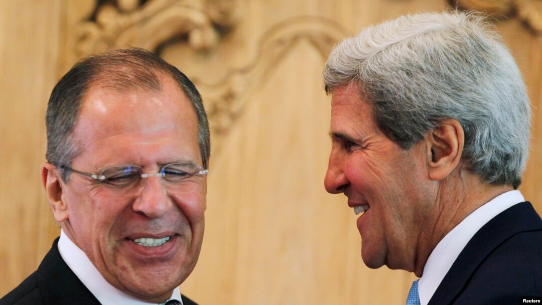 Menlu Rusia Sergei Lavrov (kiri) dan Menlu AS John Kerry berbincang seusai pertemuan bilateral di sela-sela agenda pertemuan KTT APEC di Nusa Dua, Bali (7/10).
