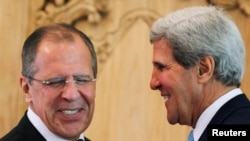 Ngoại trưởng Hoa Kỳ John Kerry (phải) và Ngoại trưởng Nga Sergey Lavrov họp song phương bên lề hội nghị APEC, 7/10/13
