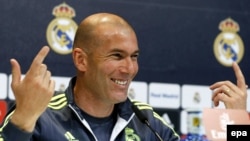 L’entraîneur français du Real Madrid Zinedine Zidane lors d'ne conférence de presse à Valdebebas sports, près de Madrid, Espagne, 29 avril 2016. epa / Paco Campos