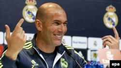 L’entraîneur français du Real Madrid Zinedine Zidane tient une conférence de presse à l'issue d'une séance d’entrainement à Valdebebas sports, près de Madrid, Espagne, 29 avril 2016. epa / Paco Campos