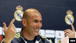 L’entraîneur français du Real Madrid Zinedine Zidane tient une conférence de presse à l'issue d'une séance d’entrainement à Valdebebas sports, près de Madrid, Espagne, 29 avril 2016. epa / Paco Campos