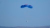 Paracaídas transportan la cápsula de Blue Origin con los pasajeros William Shatner, Chris Boshuizen, Audrey Powers y Glen de Vries hasta el puerto espacial cerca de Van Horn, Texas, el miércoles 13 de octubre de 2021.