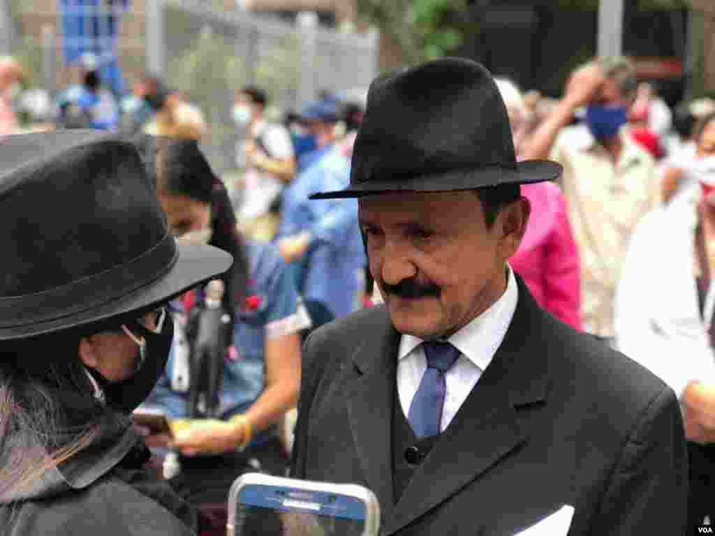 Este ciudadano decidi&#243; personificar con sus caracter&#237;stico sombrero, traje negro y bigotes al doctor Jos&#233; Gregorio Hern&#225;ndez el d&#237;a de su beatificaci&#243;n.