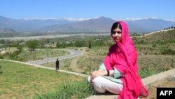 La activista paquistaní y Premio Nobel de la Paz, Malala Yousafzai, posa para los fotógrafos en el Swat Cadet College Guli Bagh, un colegio universitario militar para varones, durante una visita a su ciudad natal Mingora. Marzo 31, 2018.