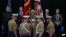 美国二战老兵麦克马伦(中)与莫耶（右二）和美国驻华大使伯恩斯(左二)等人在美国大使馆举行的向“飞虎队”和后代家人表达敬意的仪式上，观看军人列队行进。(2023年10月30日)