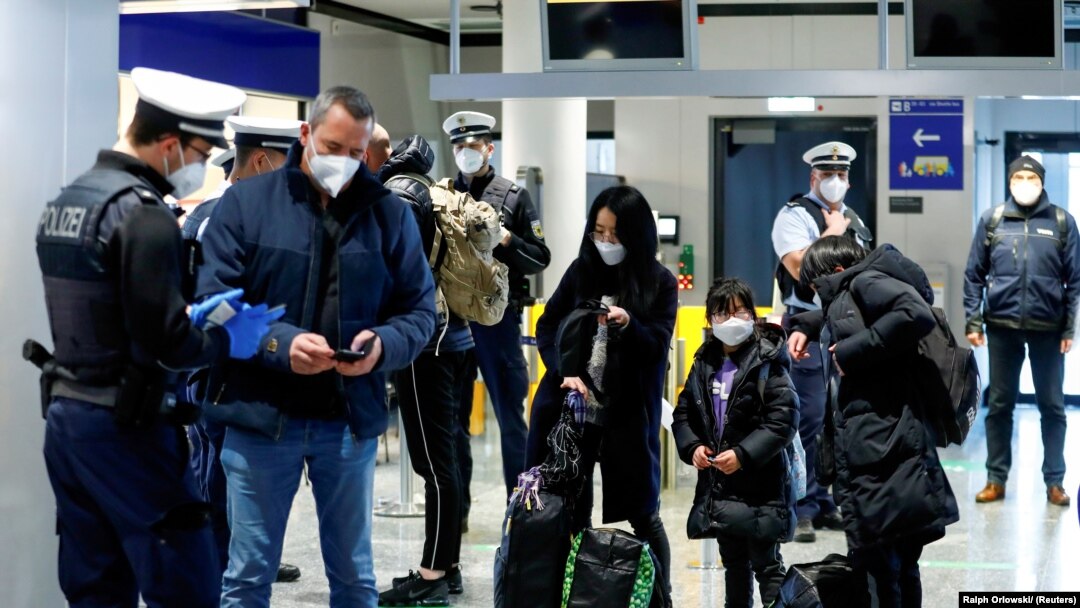Polisi federal Jerman memeriksa para penumpang dari Inggris yang tiba di Bandara Frankfurt di tengah merebaknya pandemi virus corona, di Frankfurt, Jerman, 30 Januari 2021. (Foto: Ralp Orlowski/Reuters)