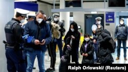 Polisi federal Jerman memeriksa para penumpang dari Inggris yang tiba di Bandara Frankfurt di tengah merebaknya pandemi virus corona, di Frankfurt, Jerman, 30 Januari 2021. (Foto: Ralp Orlowski/Reuters)