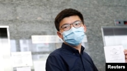 Aktivis prodemokrasi, Joshua Wong, mengajukan surat pencalonan diri untuk menjadi anggota dewan legislatif dalam pemilihan lokal di Hong Kong, Senin (20/7). (REUTERS/Tyrone Siu)
