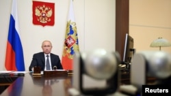 11 Ağustos 2020 - Rusya Cumhurbaşkanı Vladimir Putin kabine üyeleriyle bir video konferansta görüşürken