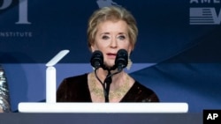 FILE - Linda McMahon berpidato dalam acara gala America First Policy Institute di kawasan Mar-a-Lago miliknya, 14 November 2024, di Palm Beach, Florida. (Alex Brandon, Arsip/AP)