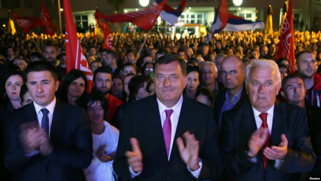 Milorad Dodik sa saradnicima pozdrvlja rezultate referenduma o Danu RS ( REUTERS/Dado Ruvic)